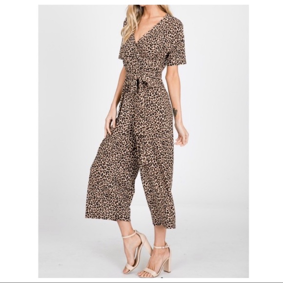 ✨LAST ONE✨Leopard print ankle length jumpsuit - Picture 2 of 8
